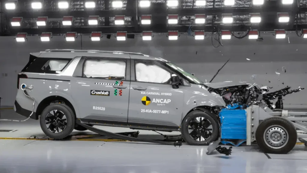 Kia Carnival HEV - frontal offset (MPDB) test at 50km/h