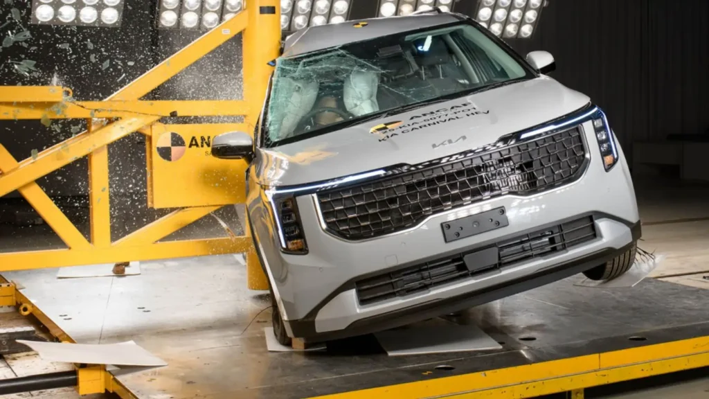 Kia Carnival HEV - oblique pole test at 32km/h