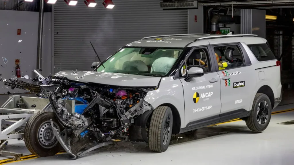 Kia Carnival HEV - frontal offset (MPDB) test at 50km/h