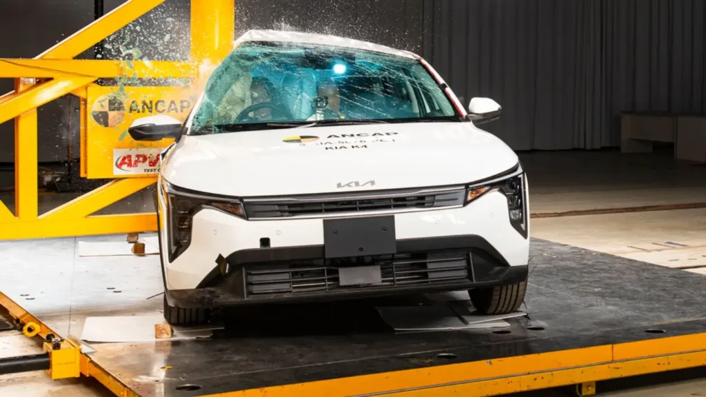 KIA K4: Oblique pole test