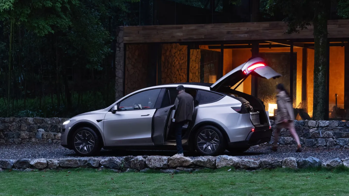 Tesla Model Y L auto trunk opening