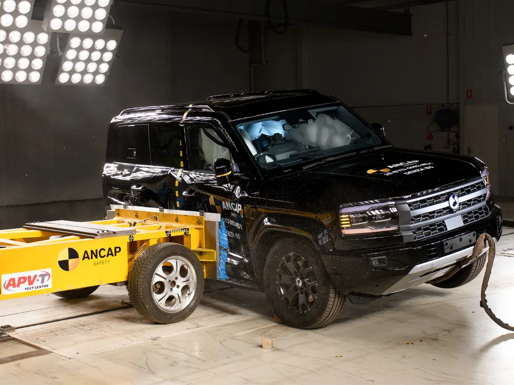 Denza B5 ANCAP photos