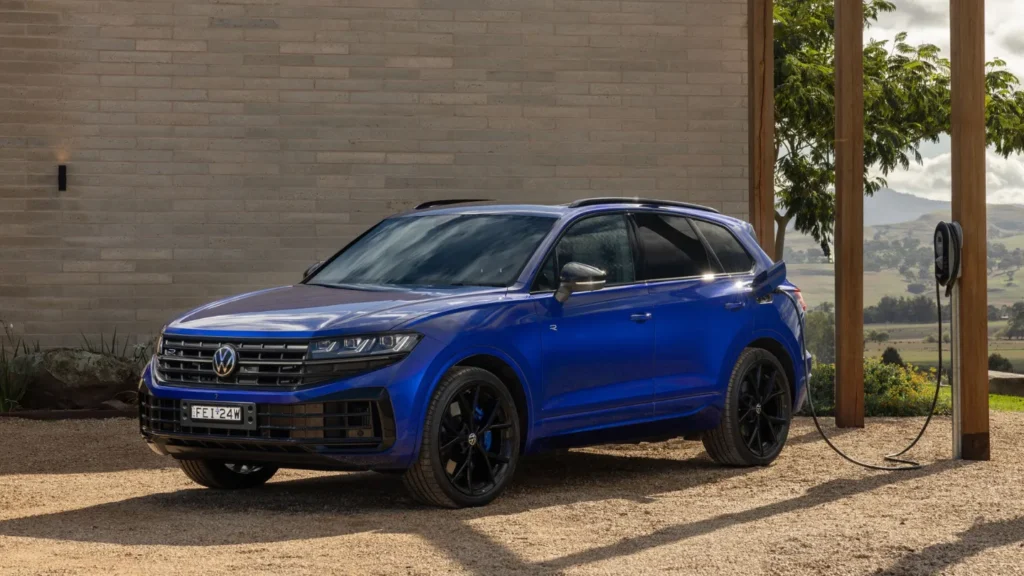 2024 Volkswagen Touareg R PHEV charging