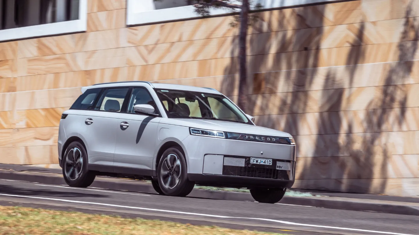 Jaecoo J5 EV going down the road 2