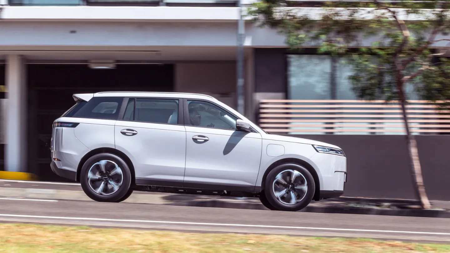 Jaecoo J5 EV going down the road