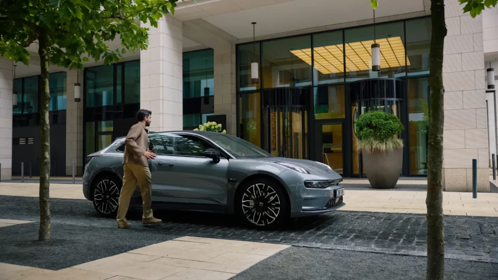 Zeekr 7GT outside a building