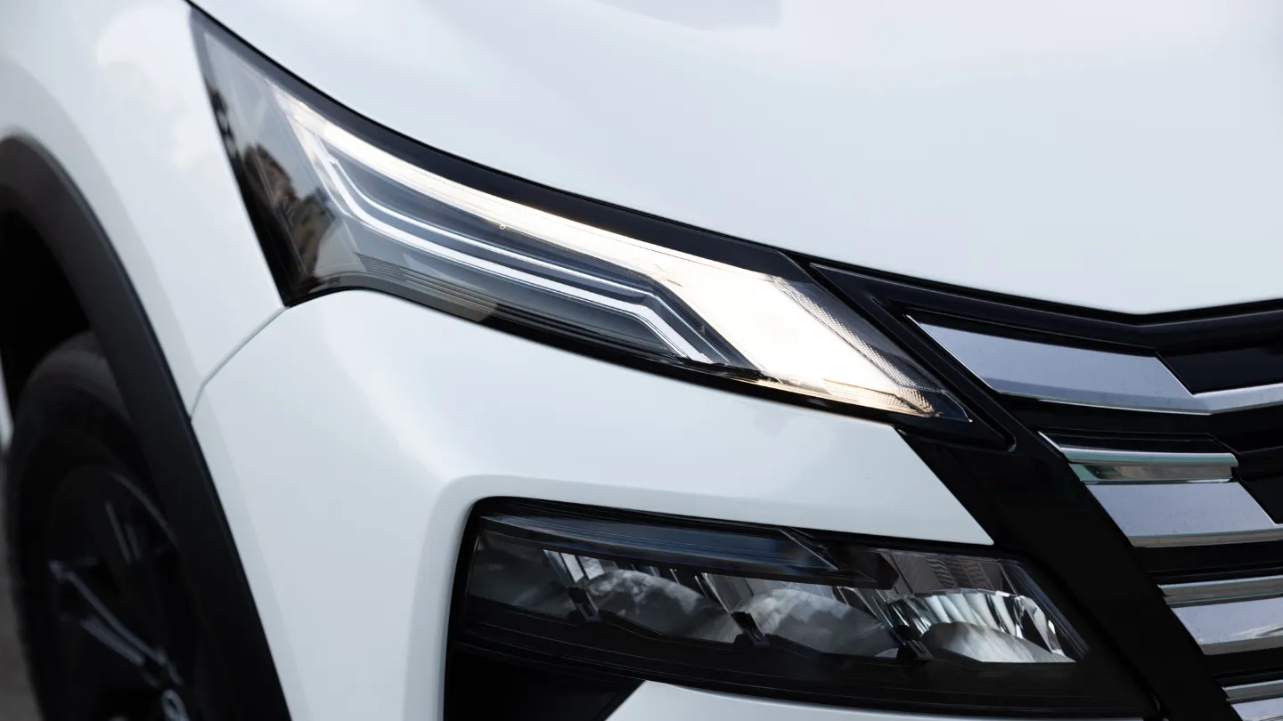 2026 Nissan X-Trail Everest White headlights