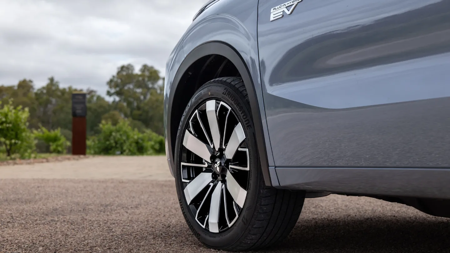 2026 Mitsubishi Outlander PHEV 20 inch alloy wheels