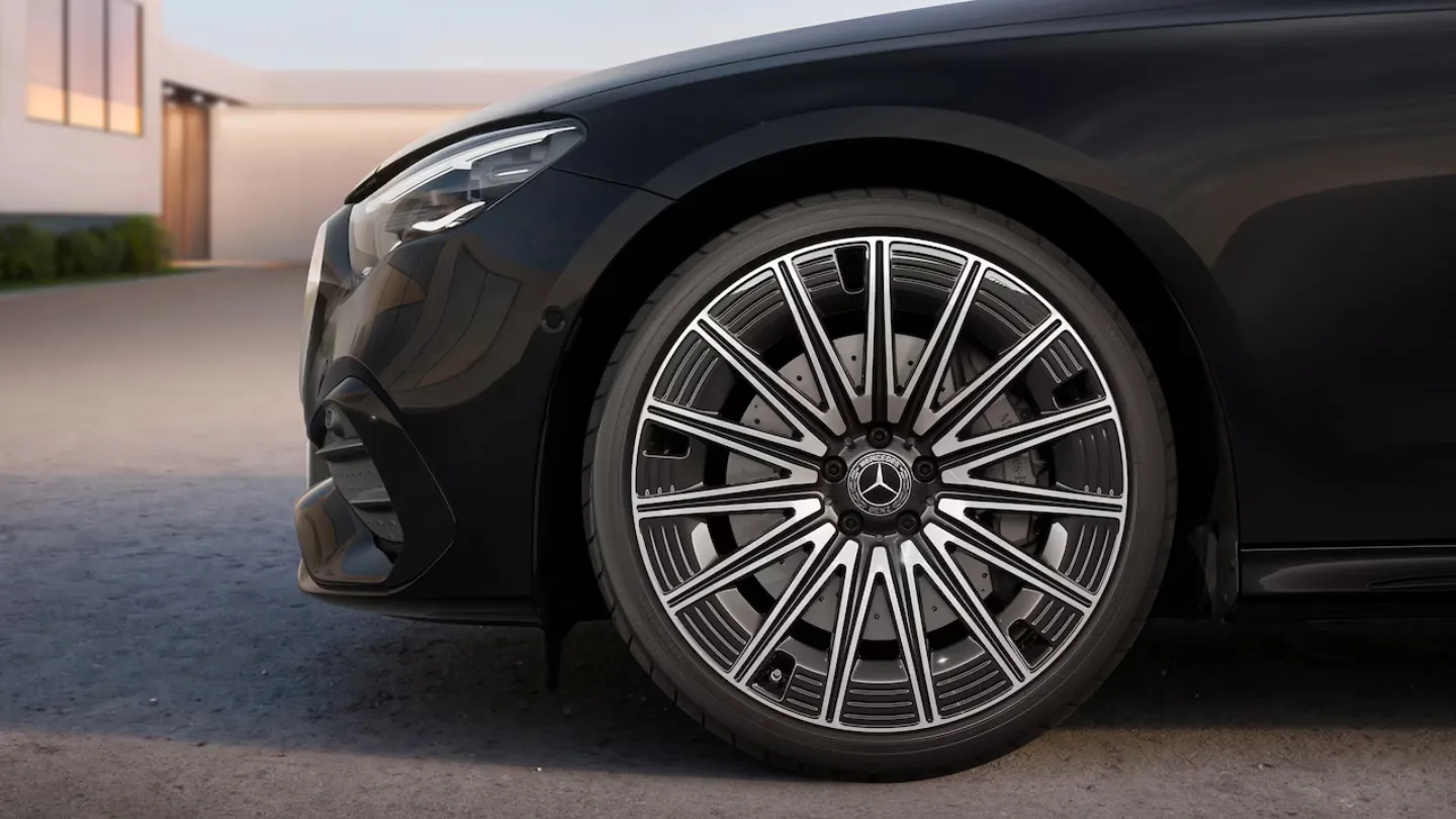 Mercedes-Benz E 300 AMG Night Edition unique wheel design