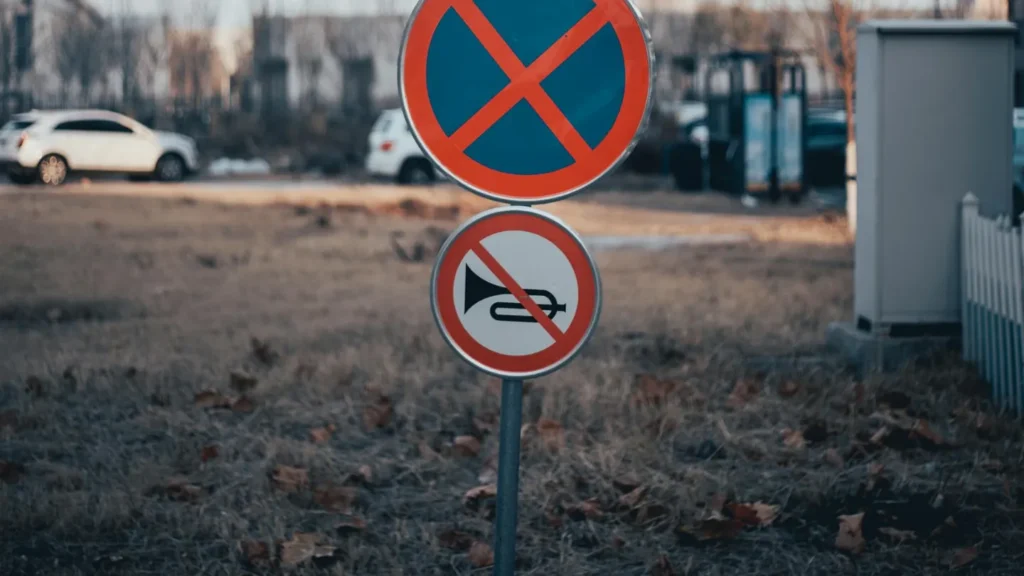 No honking sign in a neighbourhood street road