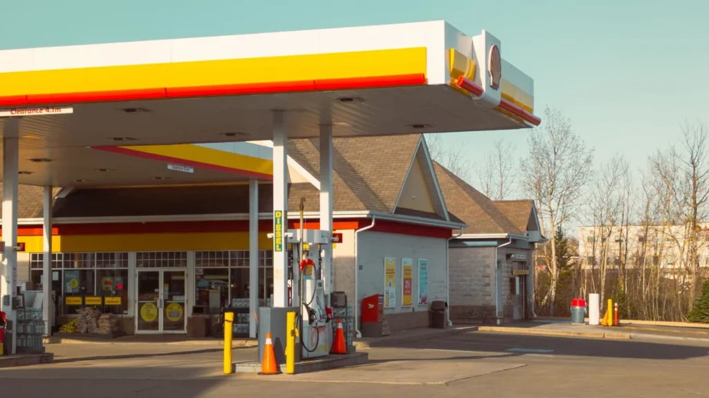 a quiet fuel station