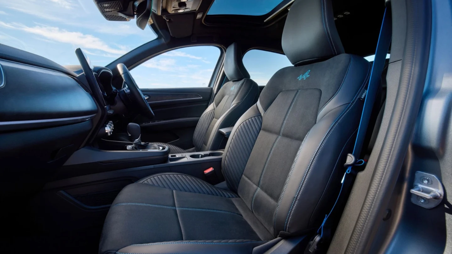 2026 Renault Arkana mild hybrid interior front seats