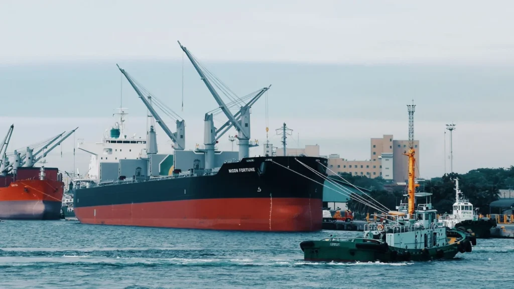 oil shipment tugged onto port