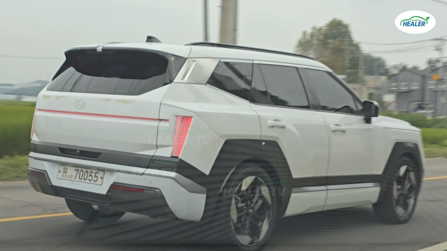2027 Hyundai Tucson white spotted 3