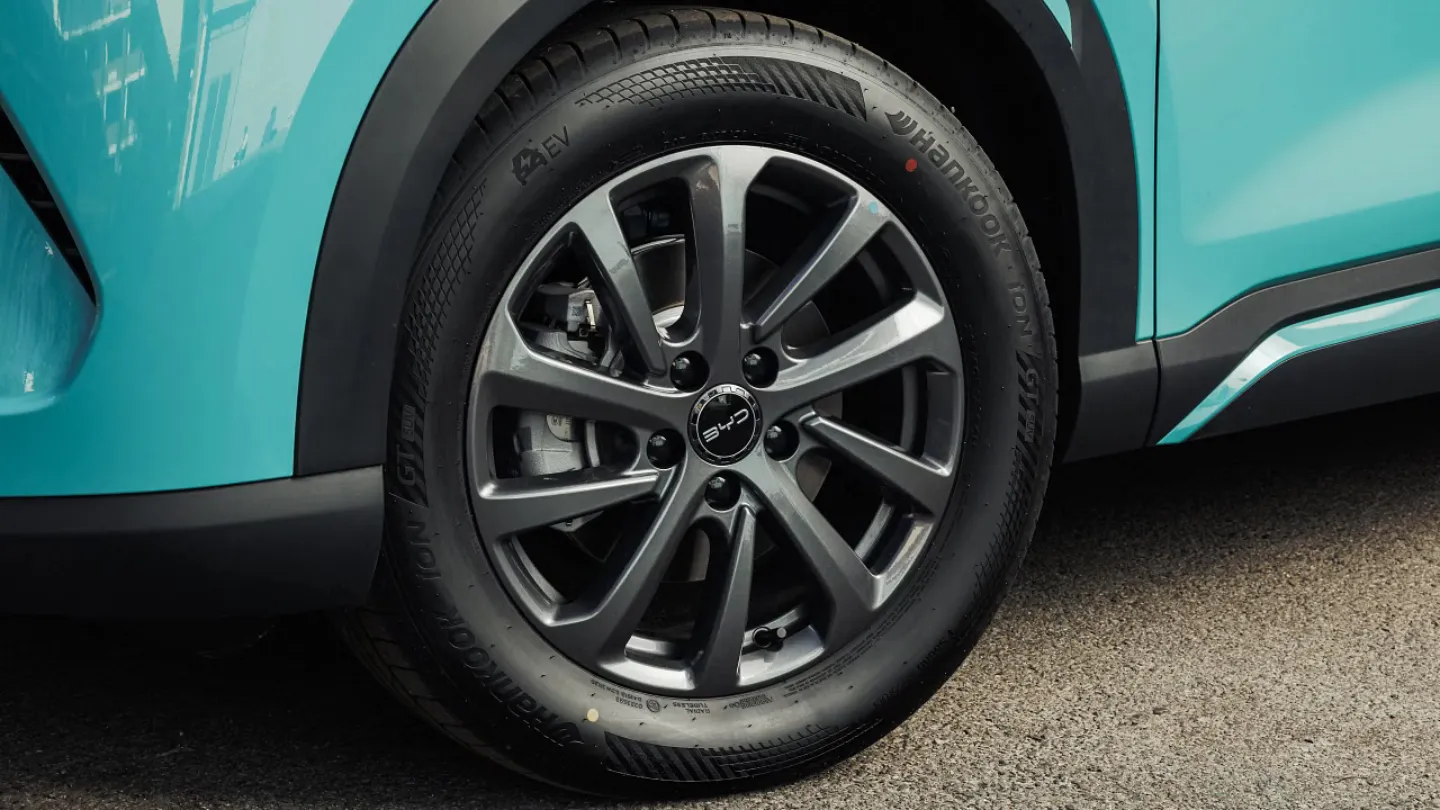 2027 BYD Atto 2 DM-i Turquoise Blue alloy wheels