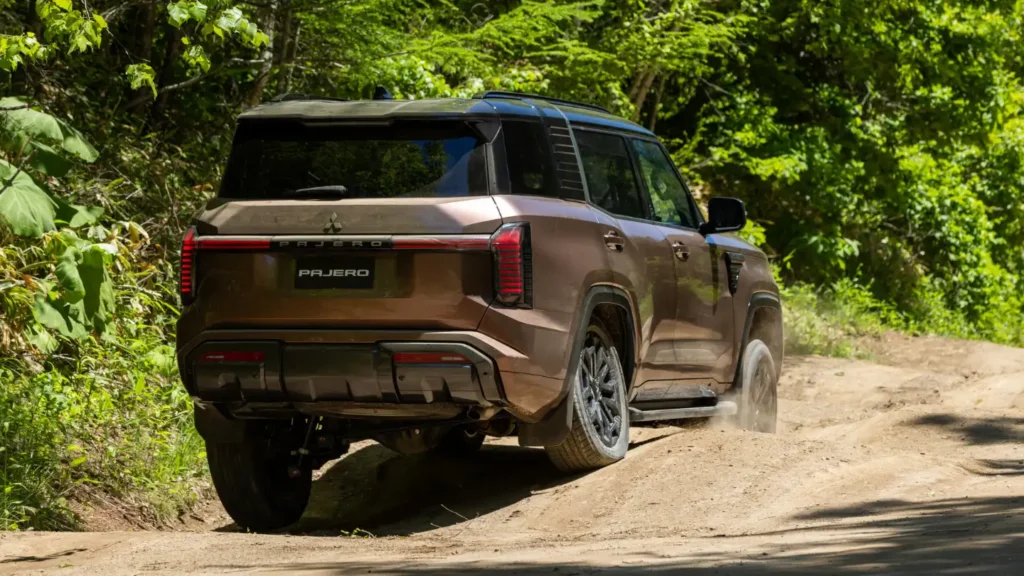 2027 Mitsubishi Pajero tailgate