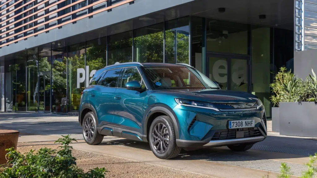 BYD Atto 2 DM-i plug in hybrid small suv