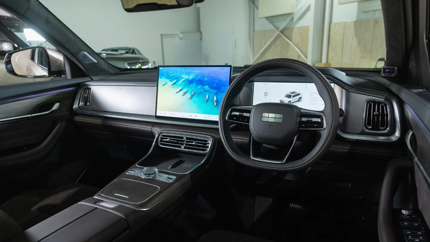 Geely Monjaro EM-i SUV interior cockpit