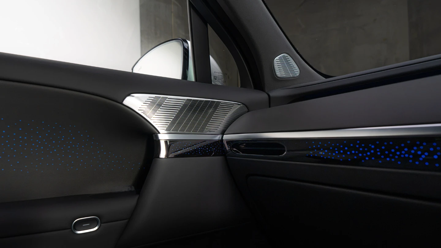 2027 Xpeng G9L large SUV interior luxury dashboard lighting