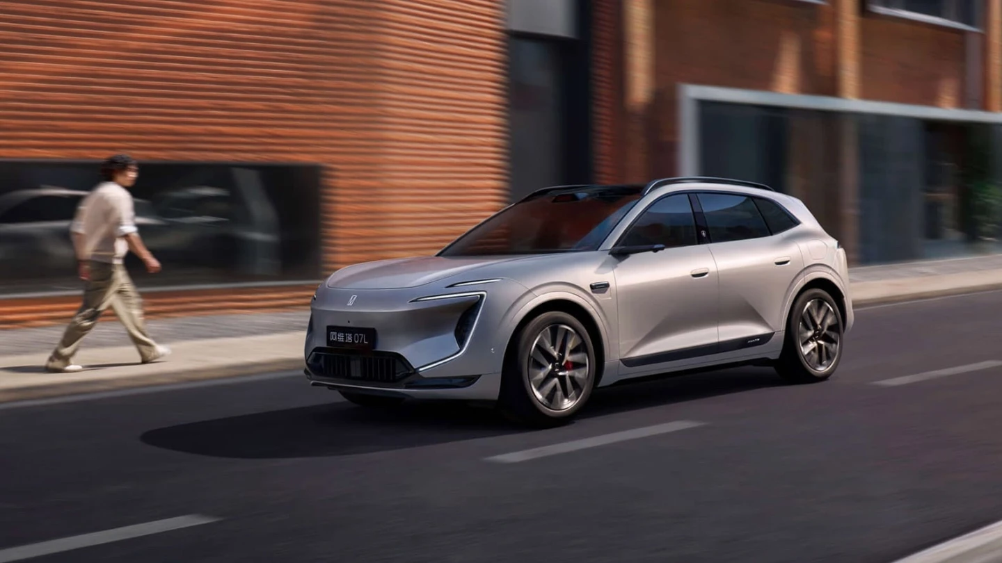 Avatr 07L mid to large crossover SUV