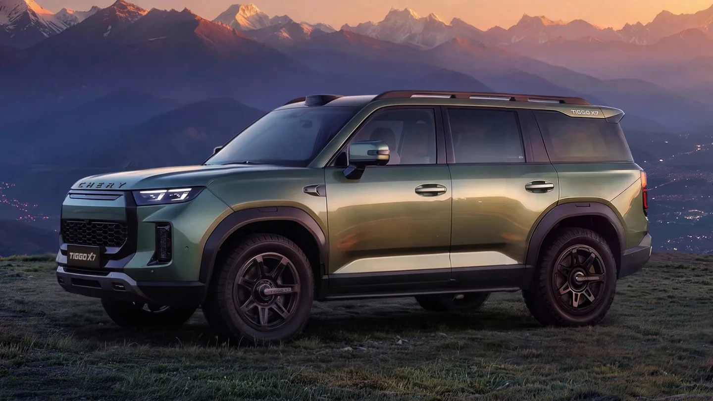 Chery Tiggo X7 mid-size rugged SUV exterior front side 2