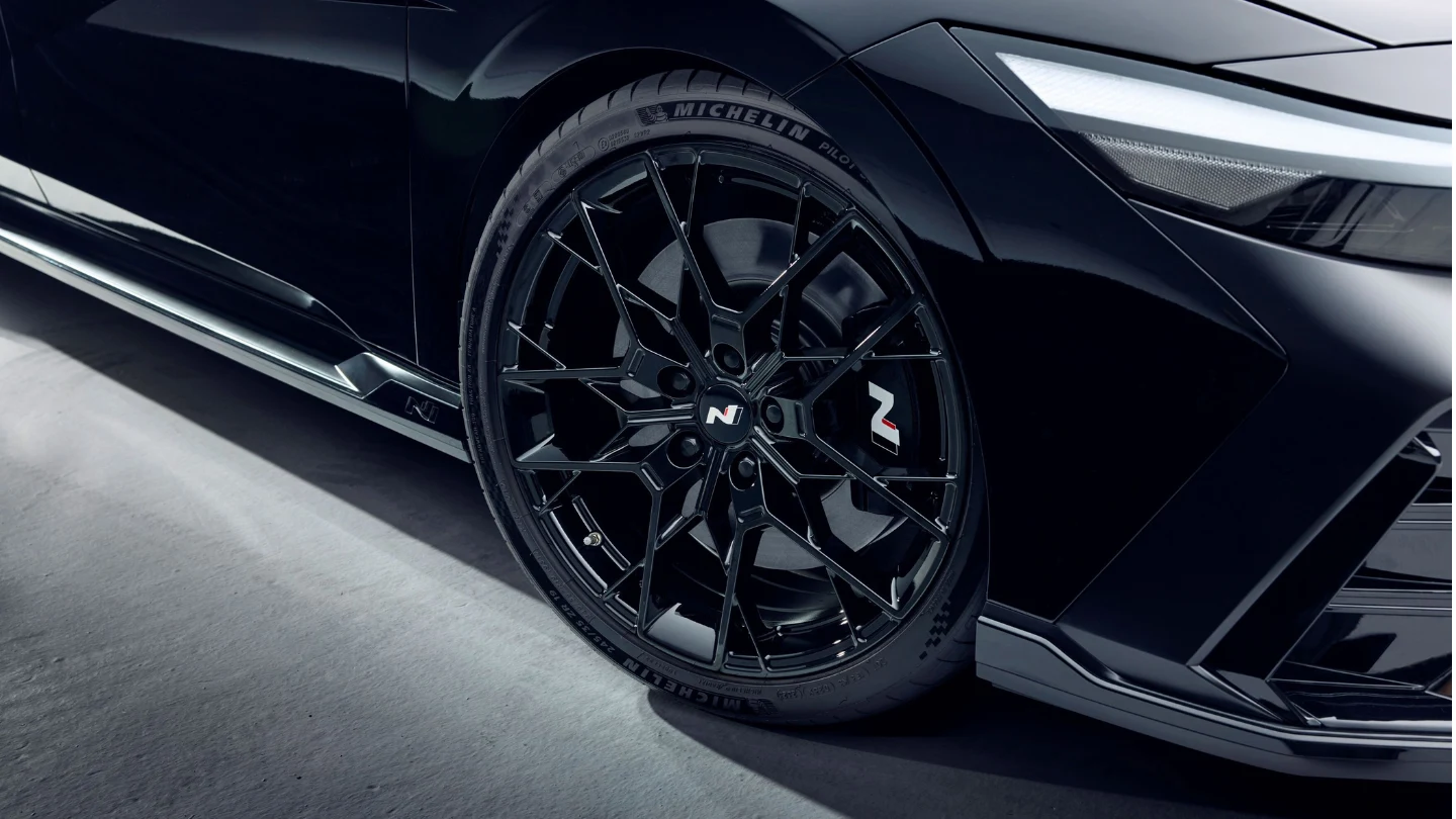 Hyundai i30 Sedan N Monochrome exterior exclusive alloy wheels