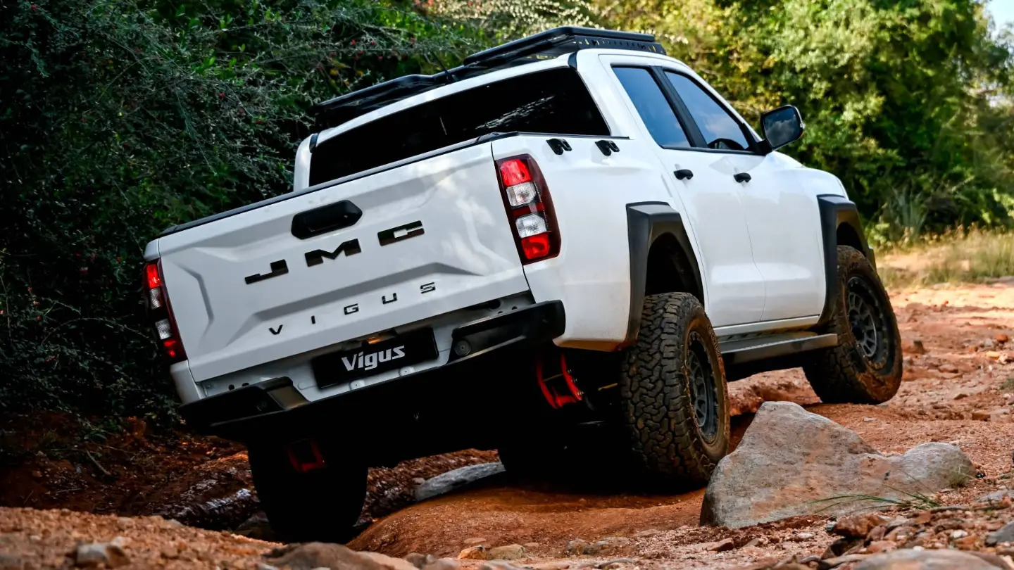 JMC Vigus dual cab ute exterior rear