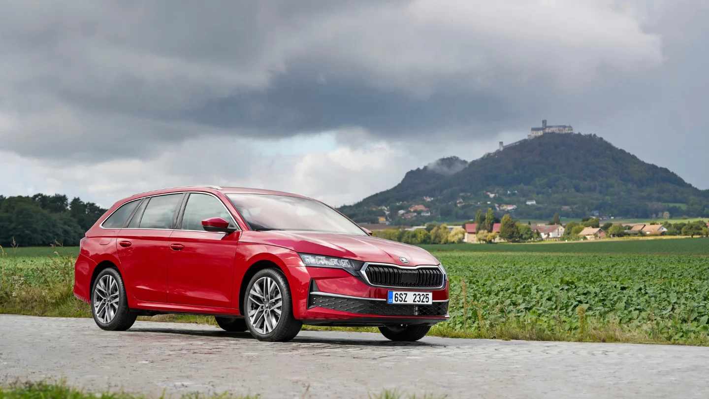 Skoda Octavia HEV Europe exterior front side
