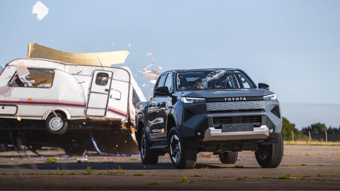 Toyota Hilux BEV drives away after the caravan impact